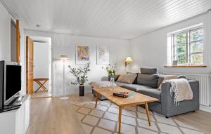 2 Bedroom Nice Apartment In Aakirkeby