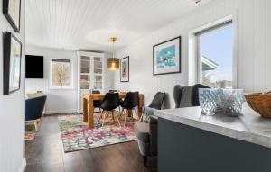 3 Bedroom Cozy Home In Hjørring