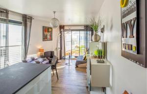 1 Bedroom Cozy Apartment In La Rochelle