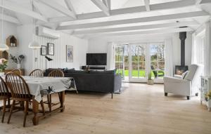 3 Bedroom Amazing Home In Væggerløse