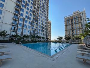 Stylish 2BR Apartment Steps from Dubai Hills Mall