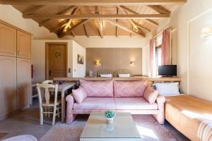 Pleiades StudiosSeason Gems - Korinthos Stone Retreats