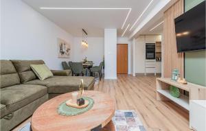 2 Bedroom Gorgeous Apartment In Zadar 