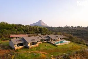 StayVista at Chitrakoot with Pool & Lawn - Kolvan