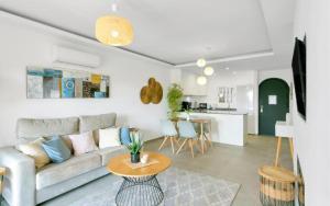 Riviera Beach - relaxing, spacious, amazing location