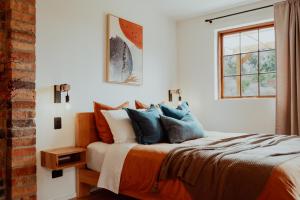 Outdoor Spa & Sauna with amazing views at Jaclyn Studio