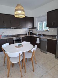 Villa Lawton - Magnificent sea & mountain views!