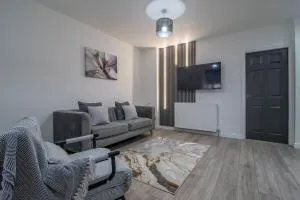 Modern 2 Bed Cottage in Larkhall - 拉克霍尔