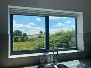 HORSESHOE LUXURY ACCESSIBLE LODGE Sleeps 4 at Fairview Farm in Ravenshead Nottingham near Sherwood Forest ,Dog Friendly Farm Stay