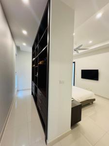 Luxury Pool Villa Steps Away from Mabprachan Lake