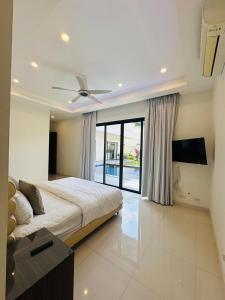 Luxury Pool Villa Steps Away from Mabprachan Lake