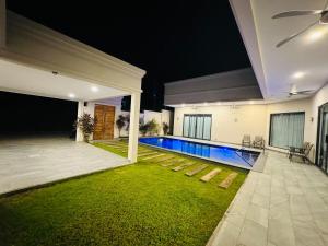 Luxury Pool Villa Steps Away from Mabprachan Lake