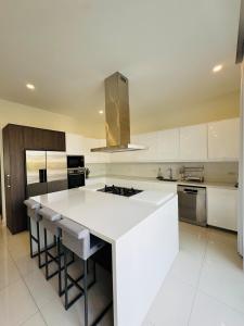 Luxury Pool Villa Steps Away from Mabprachan Lake