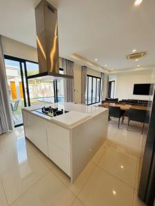 Luxury Pool Villa Steps Away from Mabprachan Lake