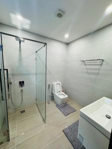 Luxury Pool Villa Steps Away from Mabprachan Lake