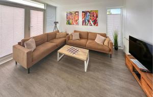 Cozy Home In Vlagtwedde With Wifi