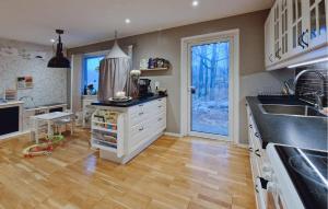 4 Bedroom Amazing Home In Röke