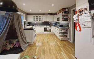 4 Bedroom Amazing Home In Röke