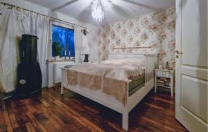 4 Bedroom Amazing Home In Röke