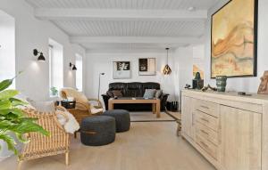 4 Bedroom Stunning Home In Glesborg