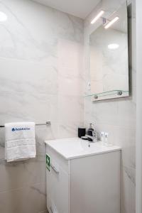 HostWise - Modern Flat with a Suite