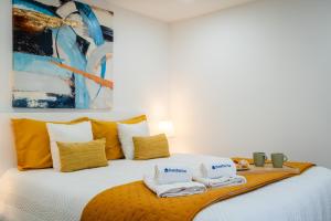 HostWise - Modern Flat with a Suite