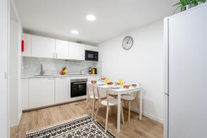 HostWise - Modern Flat with a Suite