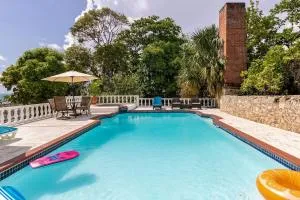 Bel Cove -Seaside Serenity with Private Beach, Pool & Air-Conditioning - Bluefields