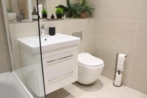 Snuggle Inn Serviced Apartments, Great choice for large groups, Contractors, Business Executives and Family Vacations in the stunning valley of Surrey Hills, secure Private Parking, Offering Easy Train Access to London, Gatwick airport, M25