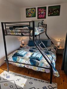 Maisons de vacances Cozy House with Garden & Hot Tub : photos des chambres