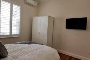 Walkable to hospital CBD Home with Free Parking