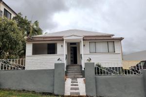Walkable to hospital CBD Home with Free Parking