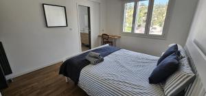 Cannes Beach Access, Private Room in Shared 3-Bedroom Apartment, Private Bathroom, Living Room with Sea View Suite Parentale salle de bain privée accès plages & vue mer du salon dans appartement partagé chez lhabitant