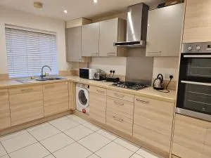 Stansted Airport Serviced Accommodation x DM for Weekly x Monthly Deals by D6ten Homes Ltd - 萨克斯特德