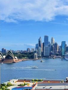 Sydney Harbour and CBD View Penthouse with Free Parking
