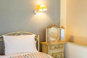 Pleiades StudiosSeason Gems - Korinthos Stone Retreats