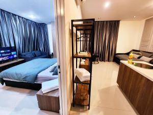 Kozi Square Twin Room with Smart TV & free Wi-fi