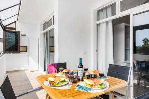 Las Vistas Cristianos by Welcome Tenerife