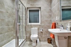 Modern 200sqm 4 bedroom Apartment with side sea view Sleeps 11