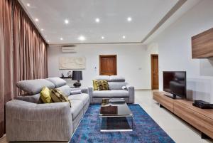 Modern 200sqm 4 bedroom Apartment with side sea view Sleeps 11