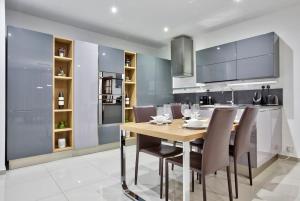 Modern 200sqm 4 bedroom Apartment with side sea view Sleeps 11