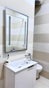 Centrally Located 2 Sea Eats Bus Right in Front