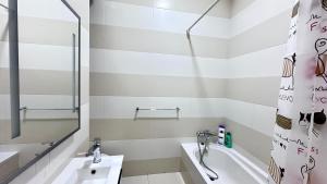 Centrally Located 2 Sea Eats Bus Right in Front