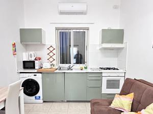 Centrally Located 2 Sea Eats Bus Right in Front