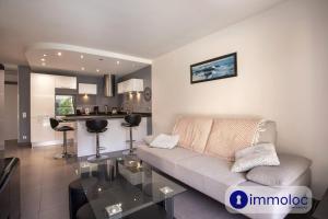 Air-conditioned house with private pool