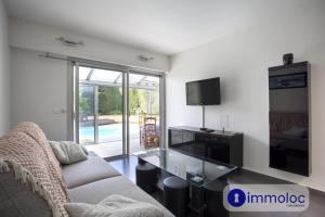 Air-conditioned house with private pool