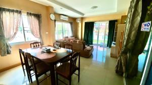 Near airport cozy home