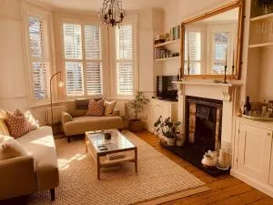 Stunning Home, Garden, Parking & Close Train Stations - London