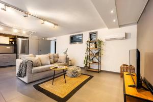 O&O Group - Gazi Metro APT Urban Balcony Oasis