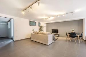 O&O Group - Gazi Metro APT Urban Balcony Oasis